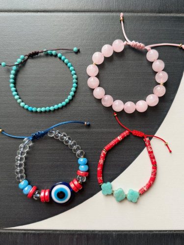 Сет браслетів «8» на руці