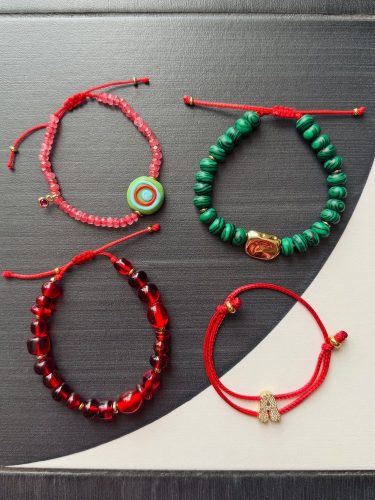 Сет браслетів «3» на руці